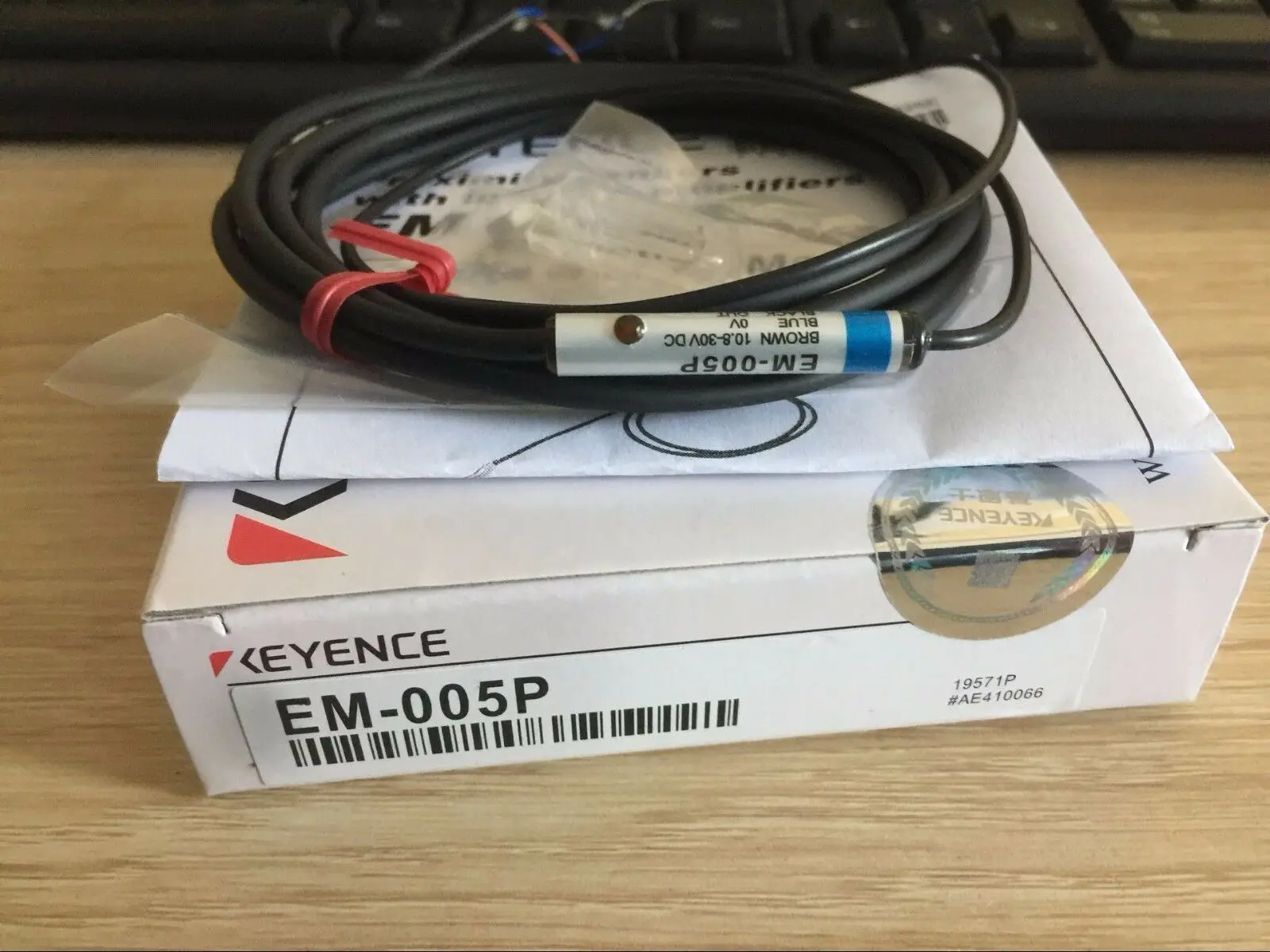 1 nouveau capteur de EM-005P Keyence dans la boîte