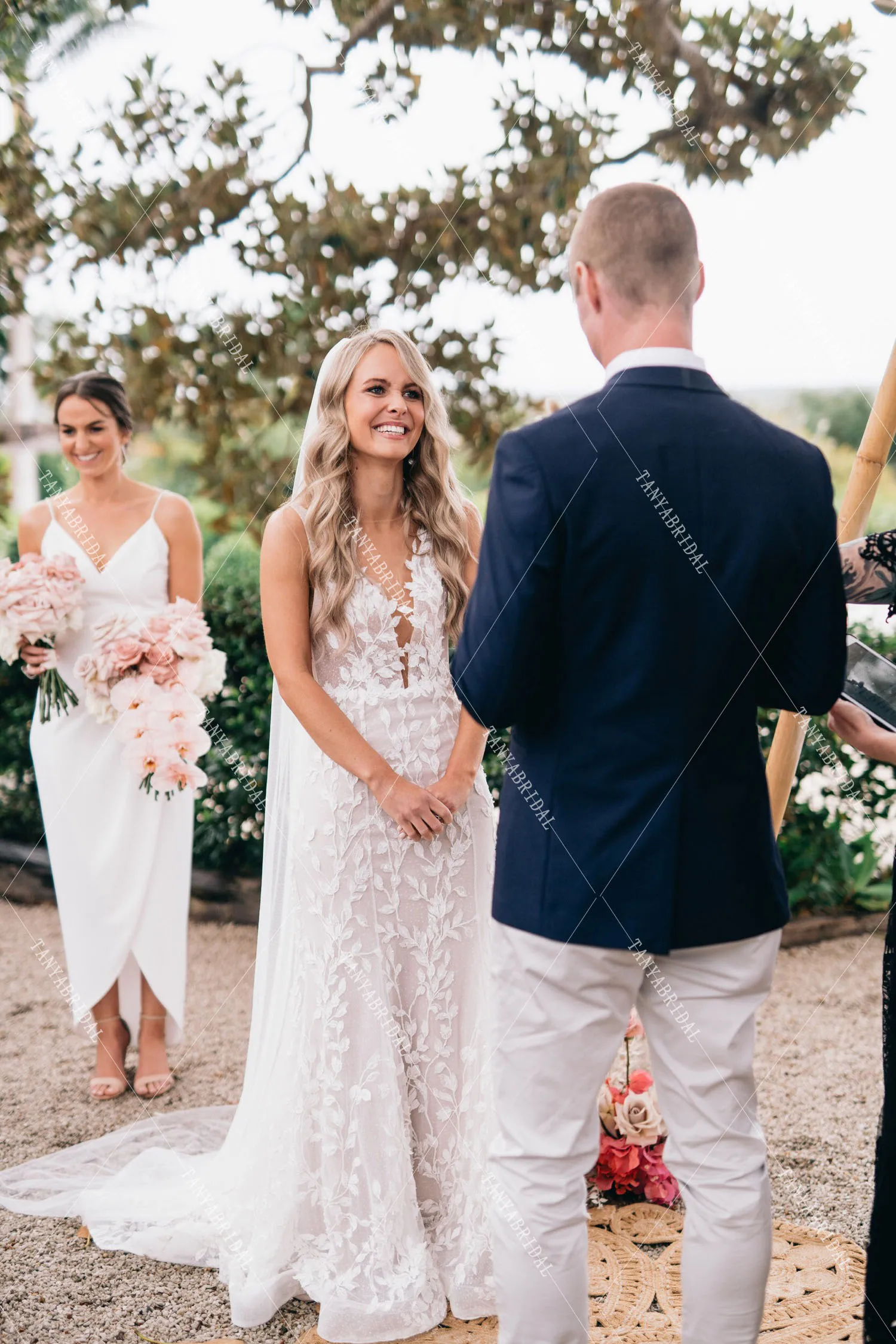 리프 레이스 웨딩 드레스 인어 v 넥 백리스 신부 가운 스윕 기차 보헤미안 로브 드 Soriee DW389