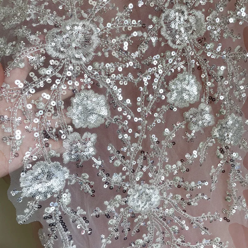 Luxuriöser europäischer und amerikanischer Hochzeits-Spitzenstoff mit silbernen Paillettenperlen, Blumenapplikationen, viele Designs zur Auswahl RS2771 – Detail 21