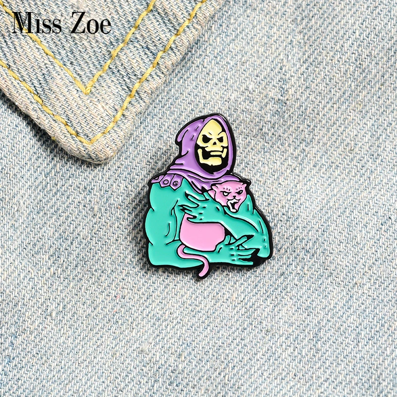 Skeletor Pin de esmalte con capucha púrpura, broche de insignia de esqueleto y gato, pin de solapa personalizado para camisa, sombrero, bolso, joyería gótica, regalo para amigo