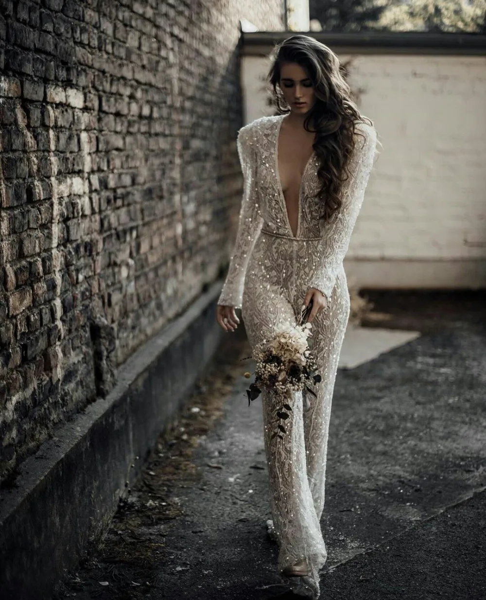 Bohemian 2024 Jumpsuits Wedding Dresses Customized Lace Appliqued Bridal Gowns Deep V Neck Beaded Crystal Boho Robes De Mariée