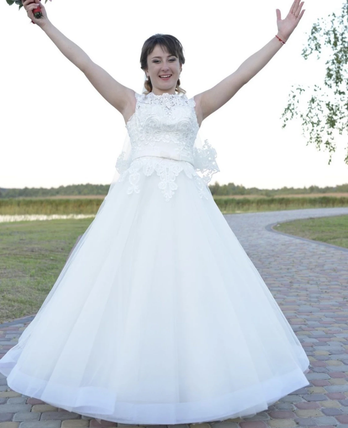 Robe de mariée ligne a, col rond, manches cape, avec Appliques en dentelle, ceintures à paillettes, nœud à dos nu, longueur au sol, élégante, formelle, nouvelle collection