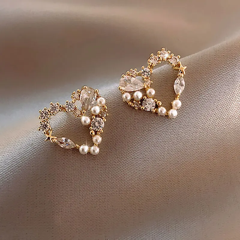 New Stud Earrings Heart Hollow Out Small Pearl Silver Color Needle Sweet Girl Gift Gold Earrings for Women Wedding Engagement