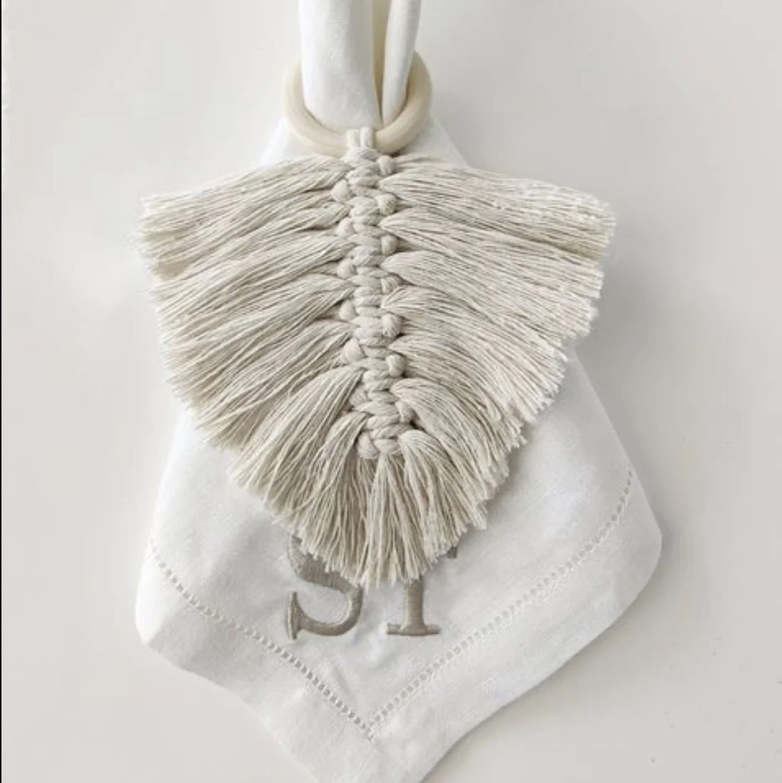Image 7: Ronds de Serviette de Mariage en Coton Macramé, Plumes Faites à la Main, Anneaux en Bois, Décoration de Table Queue, Artisanat, Fourniture de ix