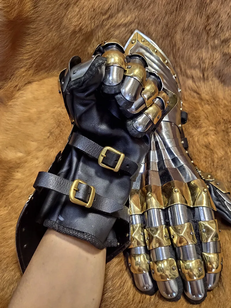 

European 15th Century Grand Duke Gothic Armor Halloween cosplay Medieval knight Steel gloves Brass Gothic Luxury Handguards