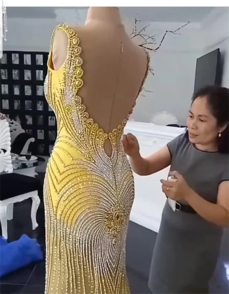 หรูหราชุดราตรี V คอ Backless ลูกไม้3D ดอกไม้ Appliqued ลูกปัด Mermaid พรหม Sweep Train ปรับแต่งอย่างเป็นทางการพรรค Gown