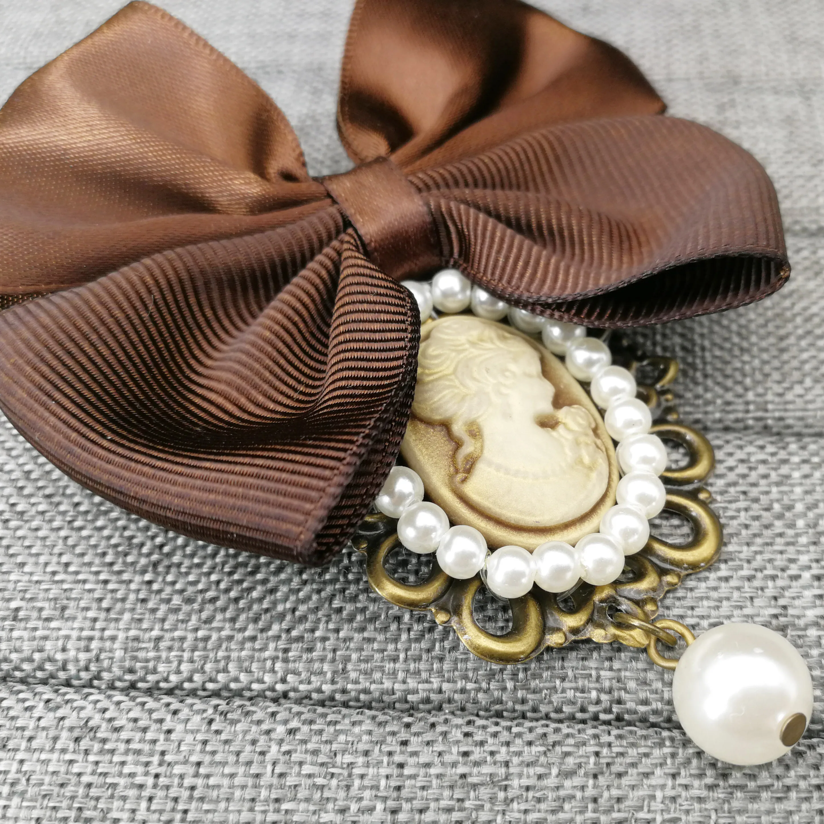 Vintage Fabric Ribbon Bowknot Brooches for Women Queen Cameo Pearl Brooch Pins Collar Tie Corsage Broche Costume Jewelry Gifts