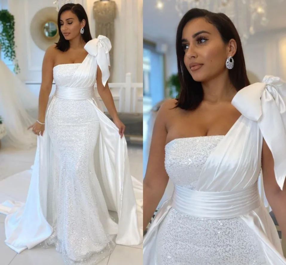 Eine Schulter Weiß Meerjungfrau Hochzeit Kleider Mit Bogen Satin/Pailletten Überrock Braut Kleider Bänder Braut Vestidos De Novia