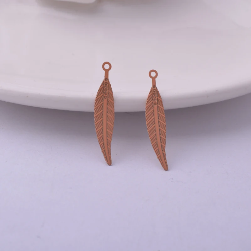 100 Stück AC8871 6*25mm Kleine Federanhänger aus Messing, bemalte Federn, Anhänger, DIY-Materialien Lieferant – Detail 6