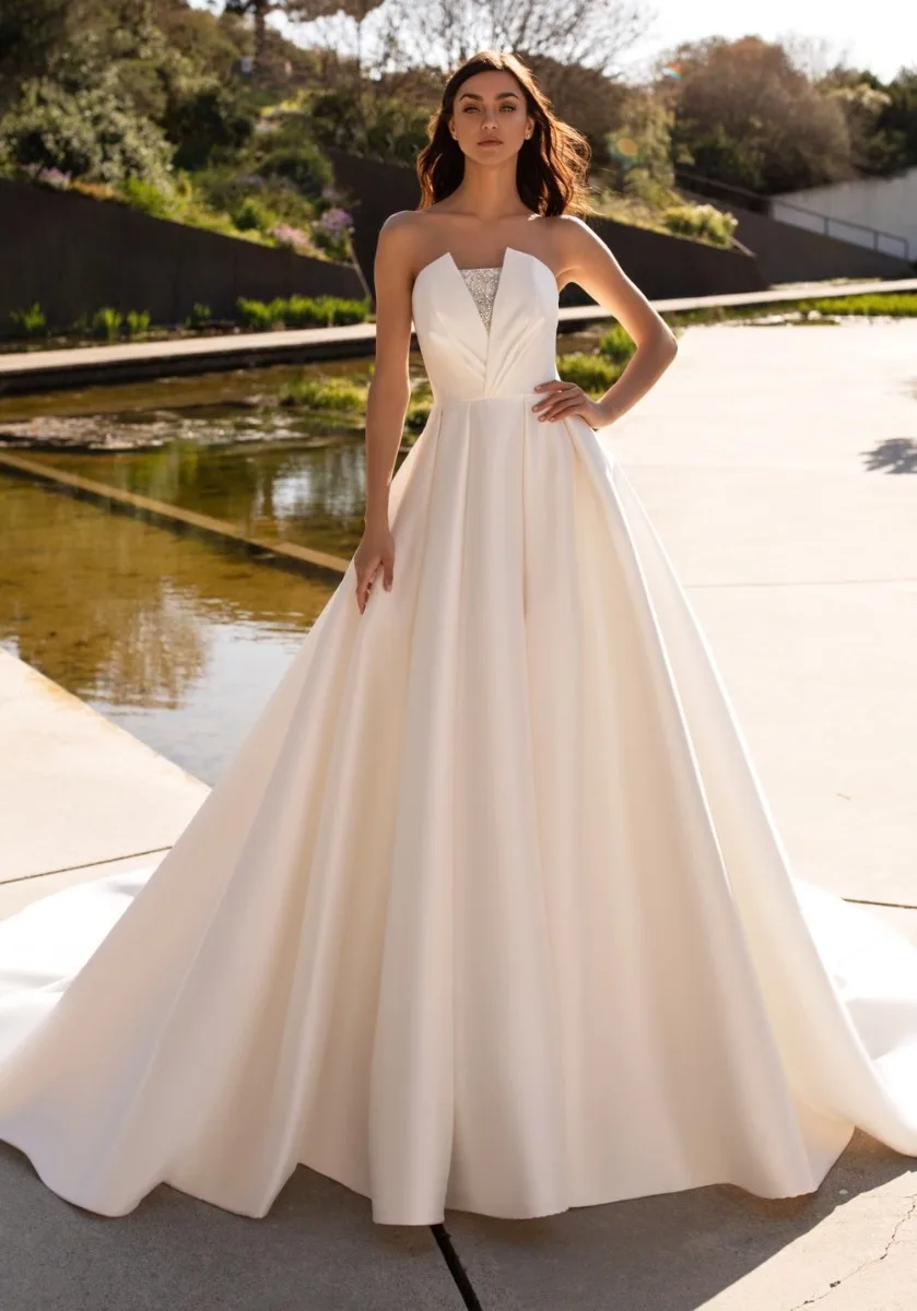 

New Strapless Satin A-line Wedding Dress 2025 Pleat Lace Court Train Button Back High Quality Bridal Gowns Vestidos De Noiva