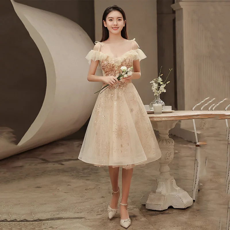 

Женское платье с вырезом лодочкой, оборками и коротким рукавом