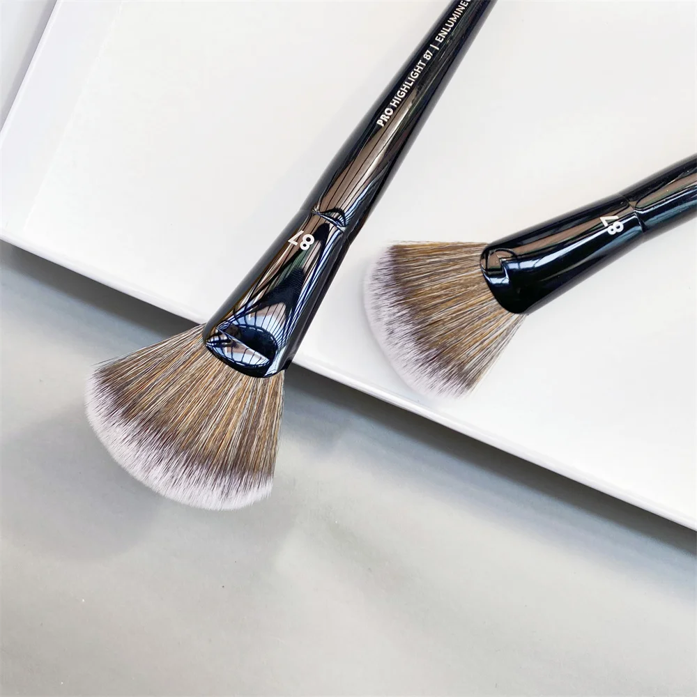 New PRO Highlight Fan Makeup Brush #87 - Soft Bristle Fan Shaped Effortless All-Over Highlighting Powder Cosmetics Beauty Tools