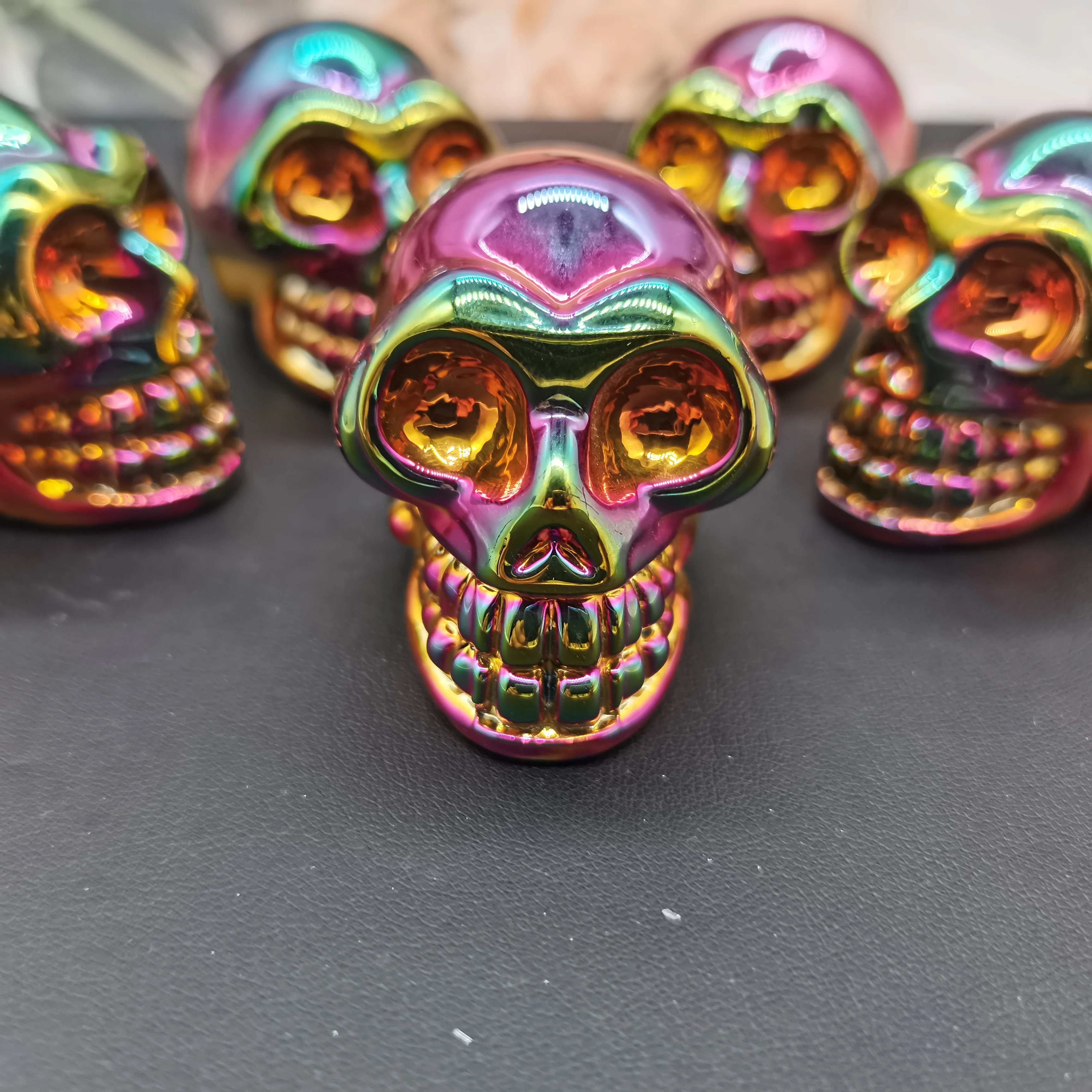 Angel Aura Stone Skull Rainbow Electroplating Crystal Good Carved Reiki Healing Home Decoration Random Delivery 5pcs