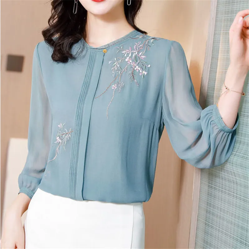 Summer Style Chiffon Elegant Women Casual Loose Shirts Temperament O-Neck Fashion Embroidery Blouses Tops Blusas MM0447