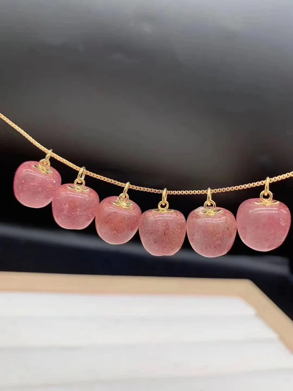 Natural Stone Strawberry Crystal Apple Pendant Carving Mineral Reiki Quartz Delicacy Decorate Jewelry Gift There Is No Chain