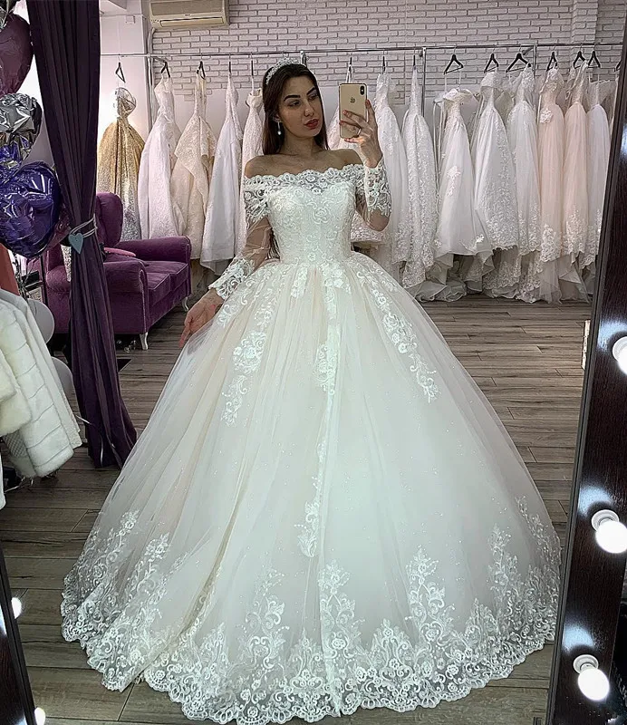 Robe de mariée modeste à manches longues, tenue de bal avec des appliques en dentelle, col bateau, avec traîne, 2021