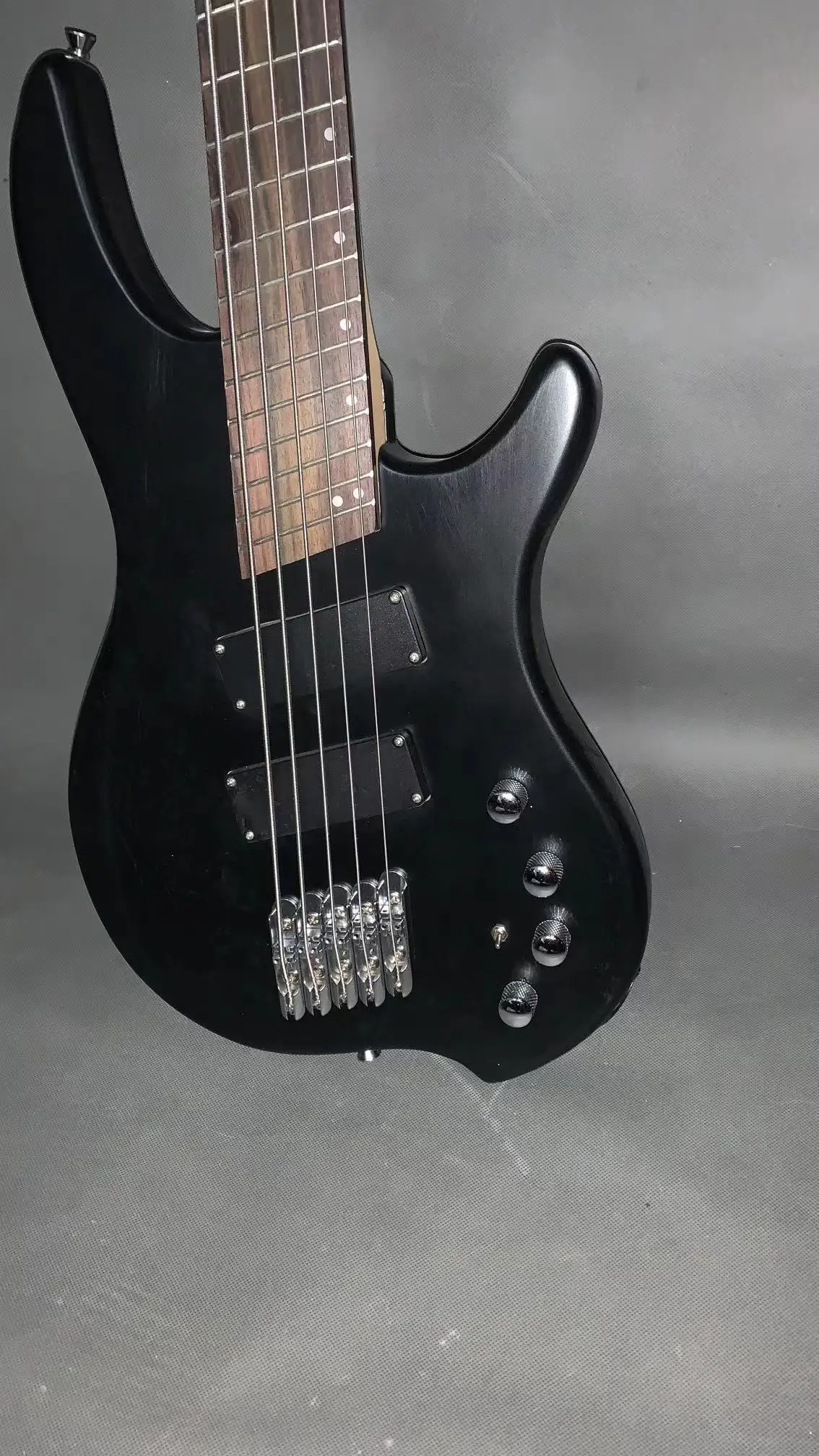 High-end custom inclined 5-string bass, matte black body, Inclined fingerboard, 34-inch treble, 37-inch bass, chrome plated hard