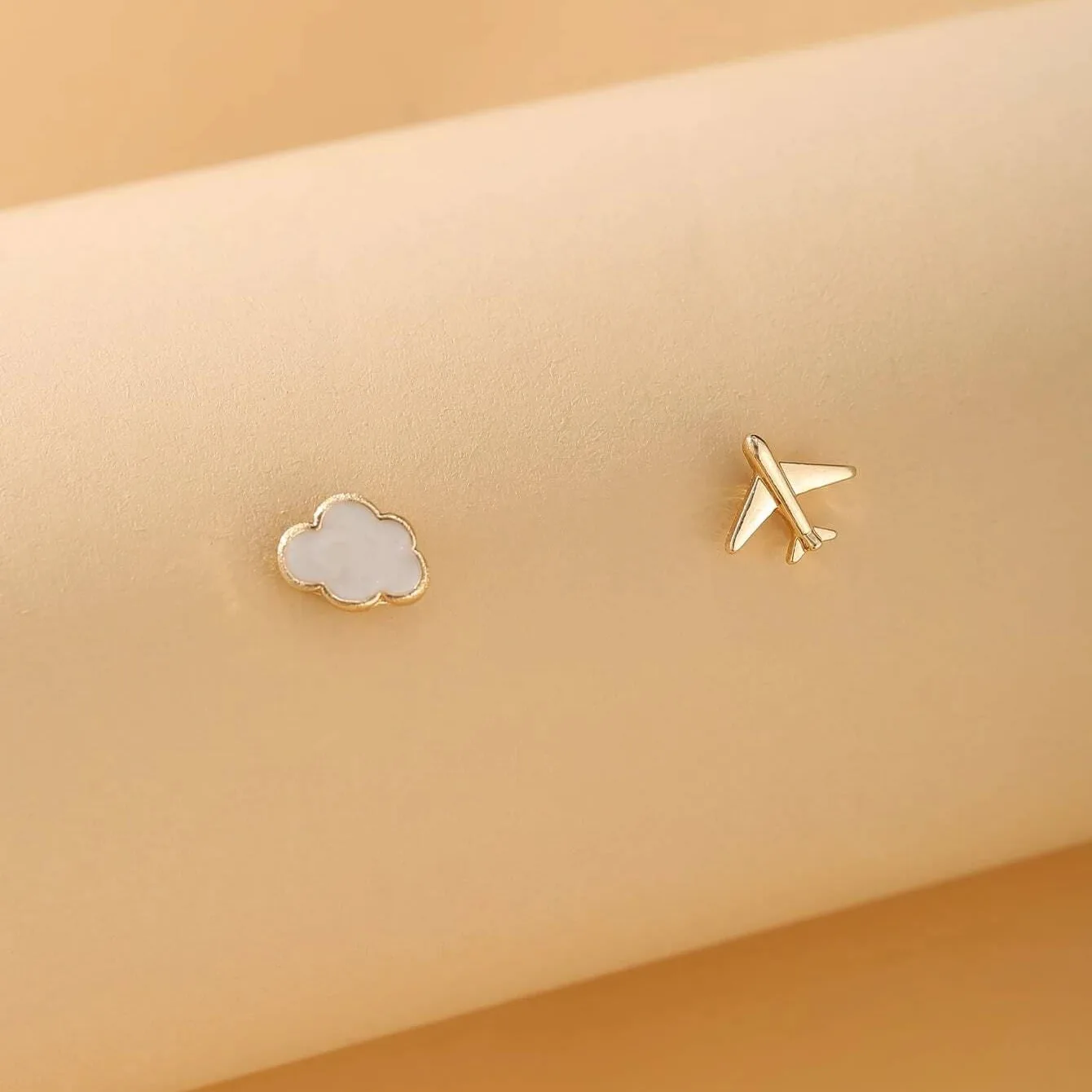 2023 New Cute Cloud Airplane Small Earrings for Women Girls Creative Sweet Dripping White Earrings Jewelry Accessories