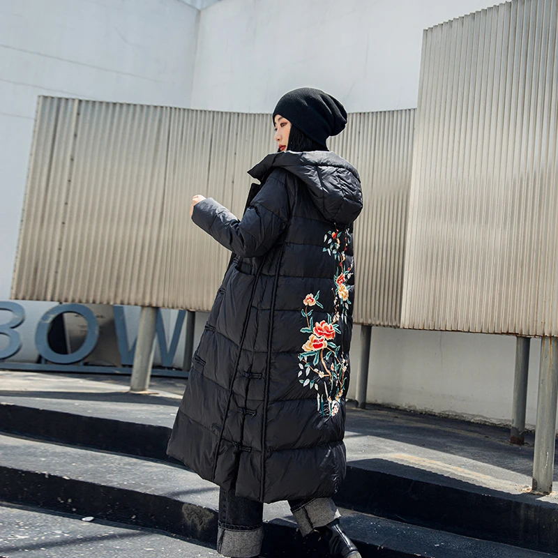 Chaqueta de algodón bordada para mujer, de estilo étnico Parka larga y gruesa, retro, con botón de disco de autocultivo