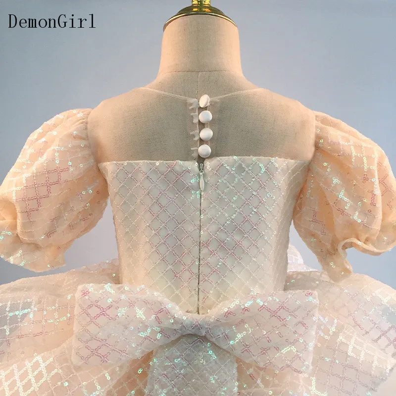 Robes à fleurs magnifiques pour filles, col rond, Tulle à paillettes, manches courtes, robes d'anniversaire pour bébés filles, volants à plusieurs niveaux avec traîne détachable