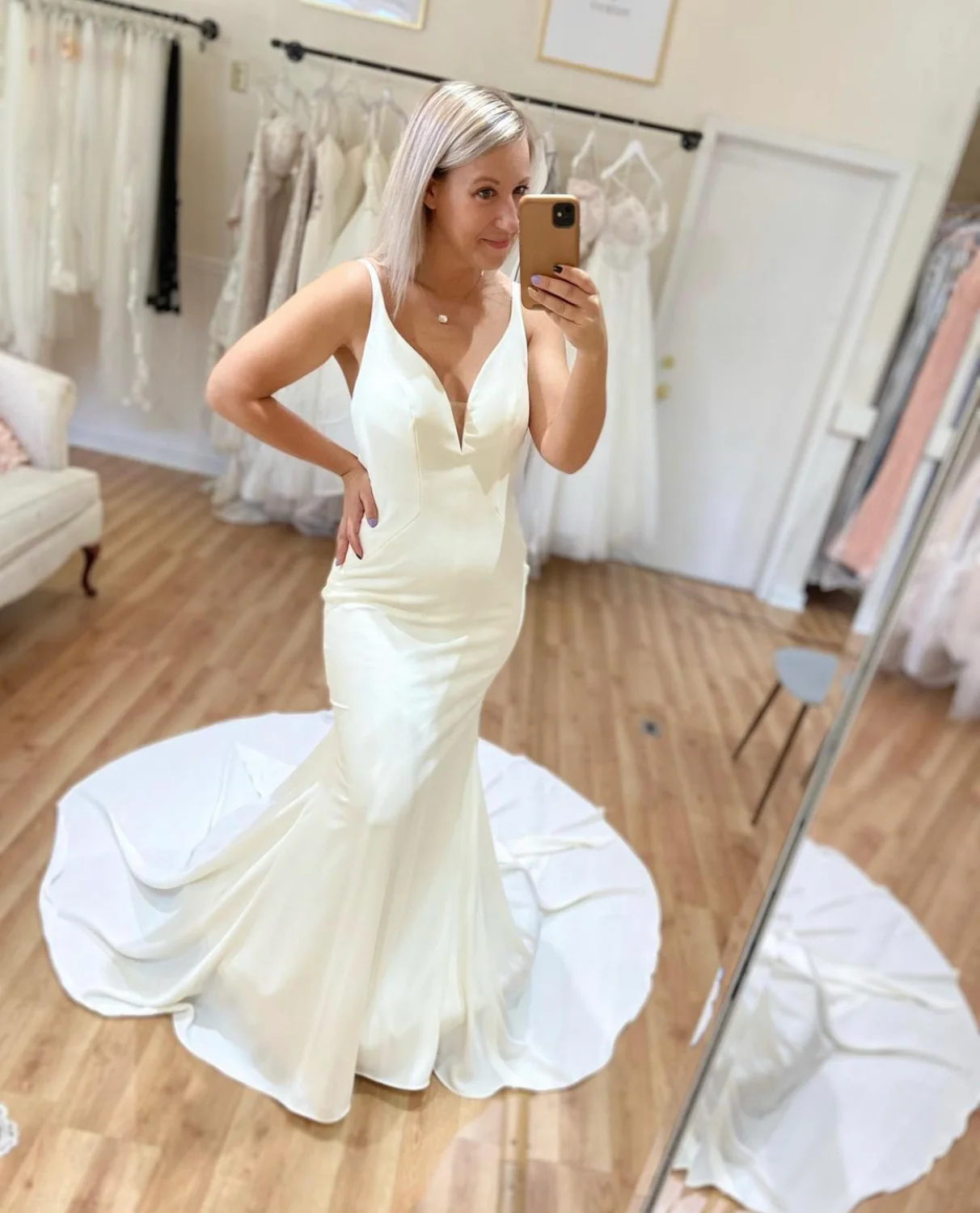 Robe de mariée sirène en Satin à bretelles Spaghetti, col en v, sans manches, dos nu, nœud à boutons, longueur au sol, traîne de balayage, Simple