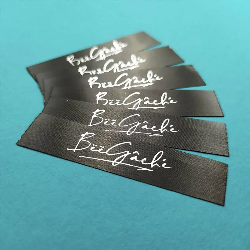 300 stücke Hohe Qualität Satin band Pflege label Personalisierte washabel nähen kleidung etiketten stoff druck text logo waschen tags