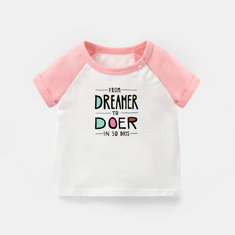 

От Dreamer до Doer за 30 дней дизайнерские футболки для новорожденных малышей Графический Реглан цветные футболки с коротким рукавом топы
