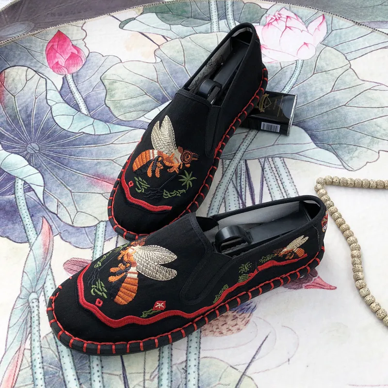 Chinese Traditional Embroidered Flats Shoes Women Classic Embroidery Womens Loafers Breathable Slip On Shoes Women Espadrilles