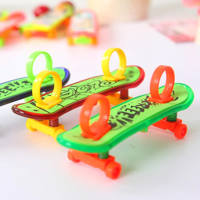 3Pcs Mini Plastic Toets Professionele Vinger Skateboard Voor Kinderen Novelty Items Speelgoed Finger Skate Board Met Lente En Ring