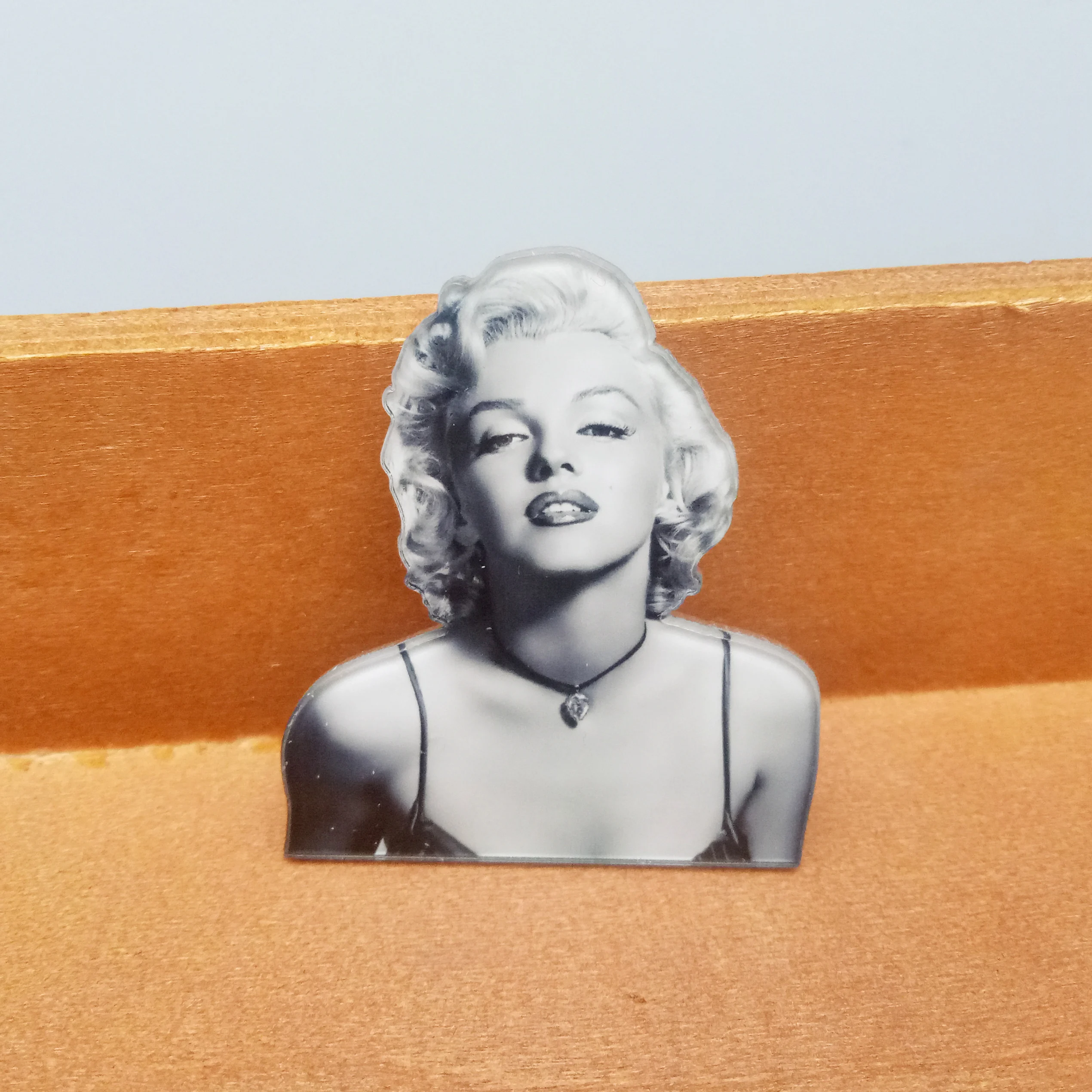 Women Brooch Badges pins on Backpack Icons Marilyn Monroe Cute Acrylic Brooches for Woman Sexy Lady Brooch Pins Decoration