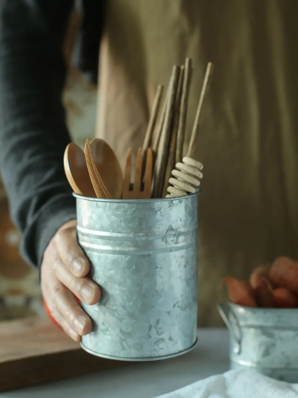 Vecchio secchio di ferro zincato floreale secchio di fiori retrò conservazione Desktop decorazione della casa cibo fotografia puntelli