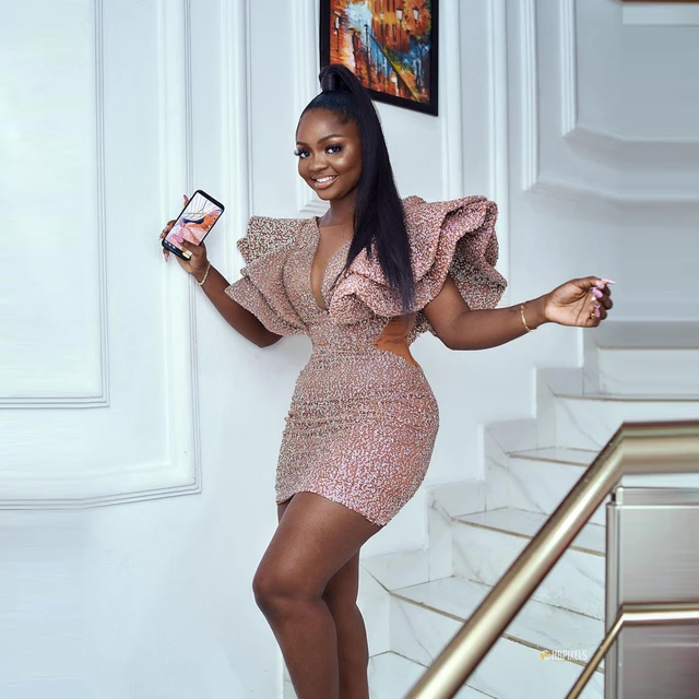Robe de bal courte et Sexy pour femmes tenue de soiree epaules bouffantes col en V Mini longueur grande taille Aso Ebi AliExpress 320