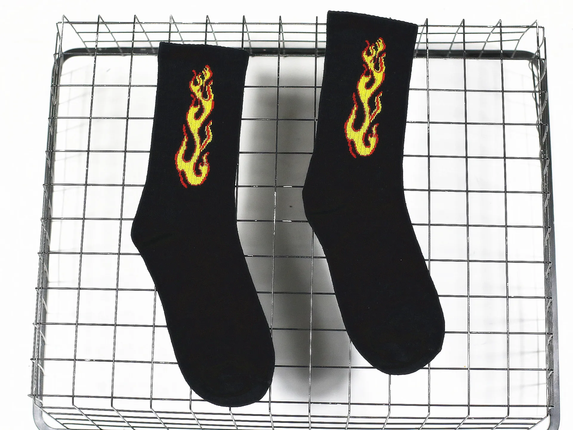 WJFXSOX 1 pairs Original flame tide brand lovers socks Harajuku male female Skateboard hiphop Meias unisex Flame Pattern Socks