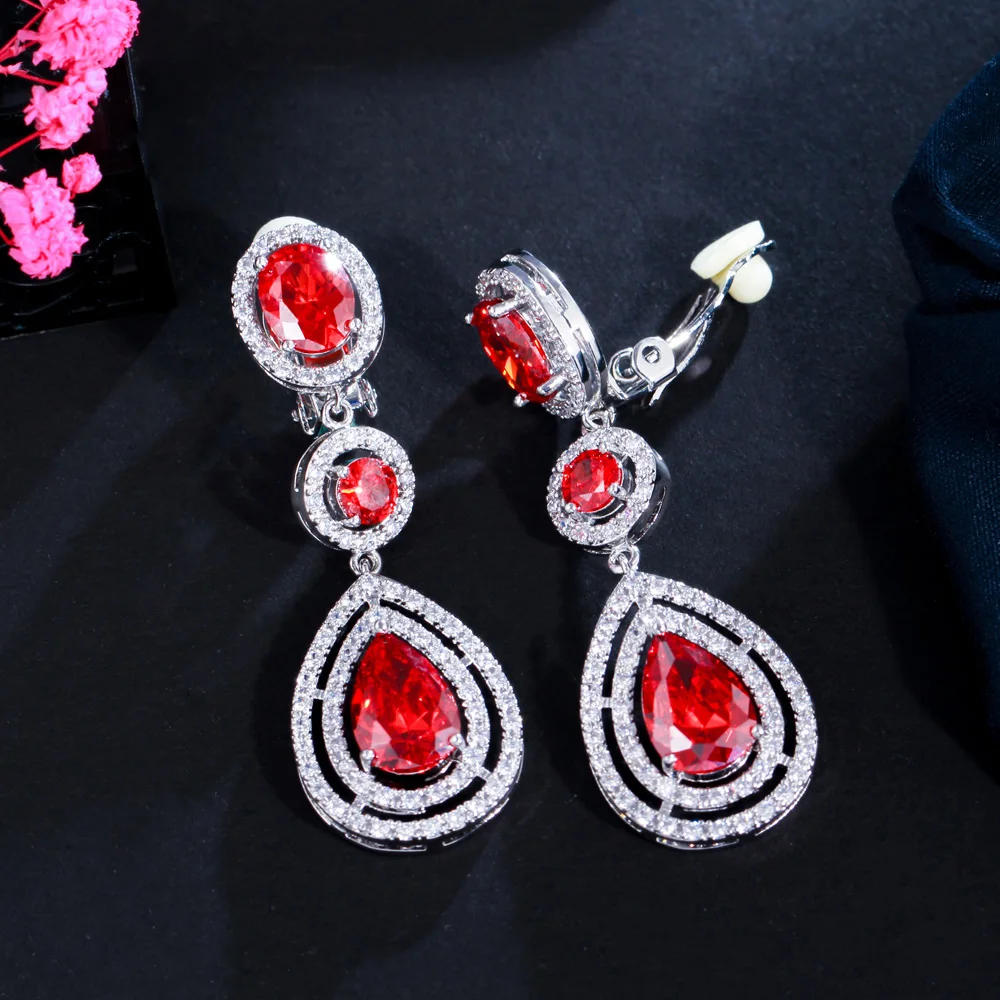 CWWZircons Hochwertige Damen-Ohrringe mit roten Zirkonia-Steinen für Hochzeiten, Partys und Kostüme, lange Tropfenform, zum Anklipsen, ohne Ohrloch, EJ0017 – Detail 9