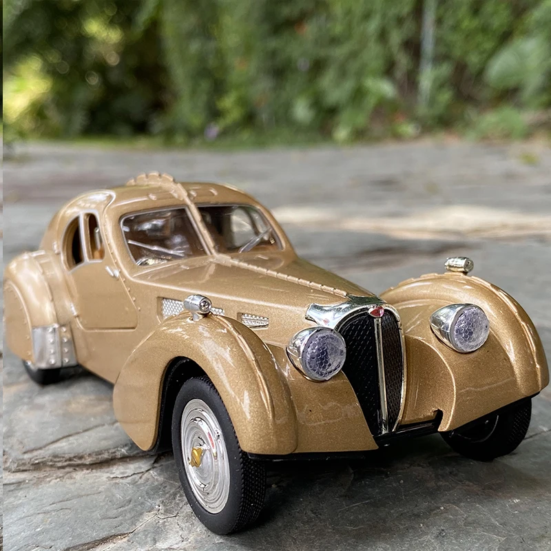 

1:28 Bugatti TYPE 57SC Classic Car Alloy Car Model Diecasts Metal Toy Retro Vehicles Car Model Simulation Collection Kids Gift