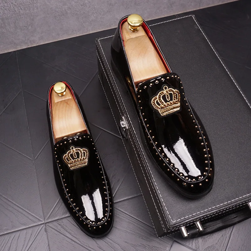 New Luxury Men Casual Shoes Patent Leather Pointed Toe Embroider Crown Business Leisure Black Wedding Dress Shoes