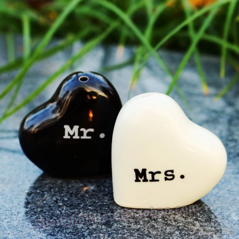 1 SET X Mr.& Mrs.Heart Ceramic Salt&Pepper Shakers White and Black Wedding Seasoning Pot Kitchen Party Souvenir