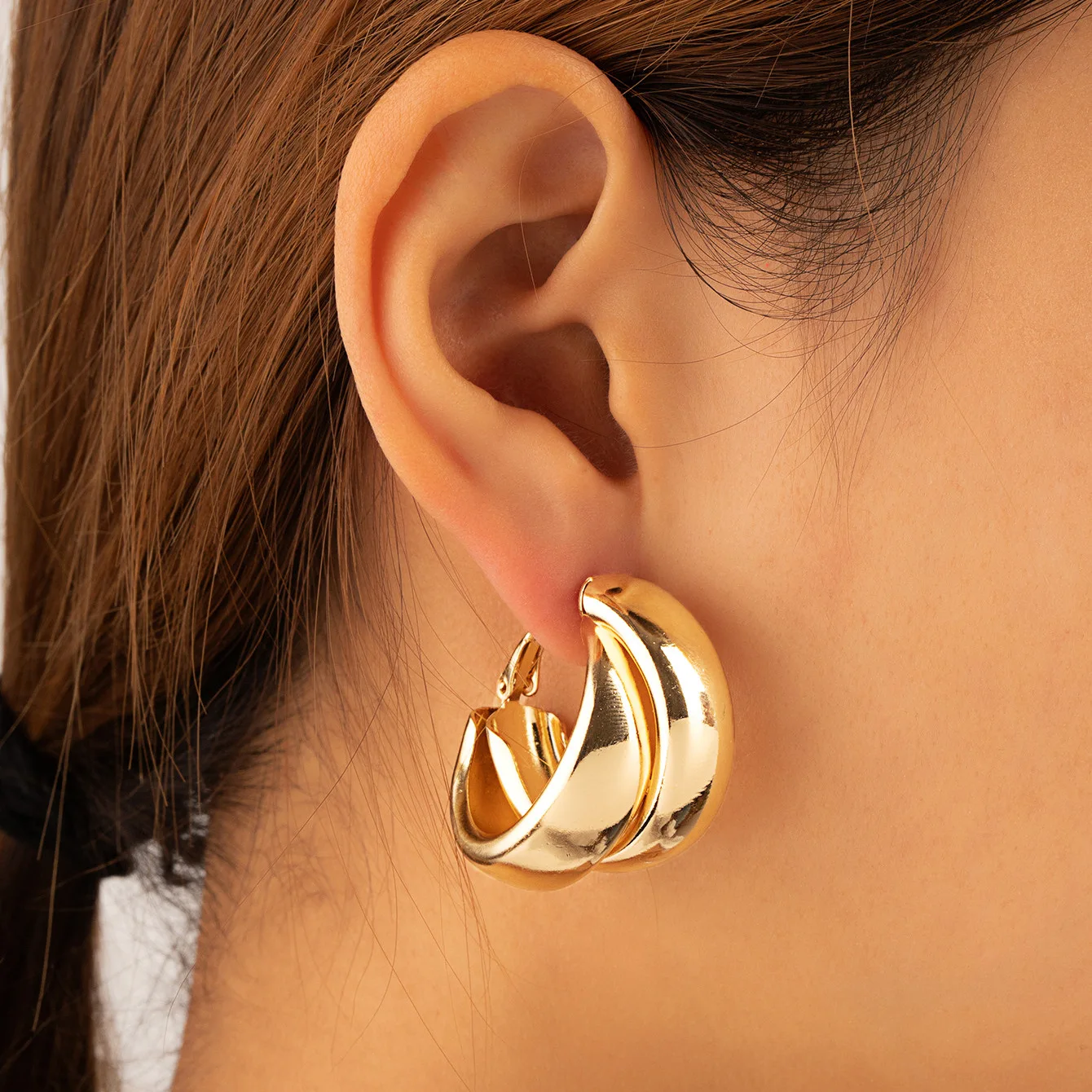 

XIALUOKE Europe Vintage C Shape Double Metal Stud Earrings For Women New Web Celebrity Hyperbole Earrings Party Jewelry 2021