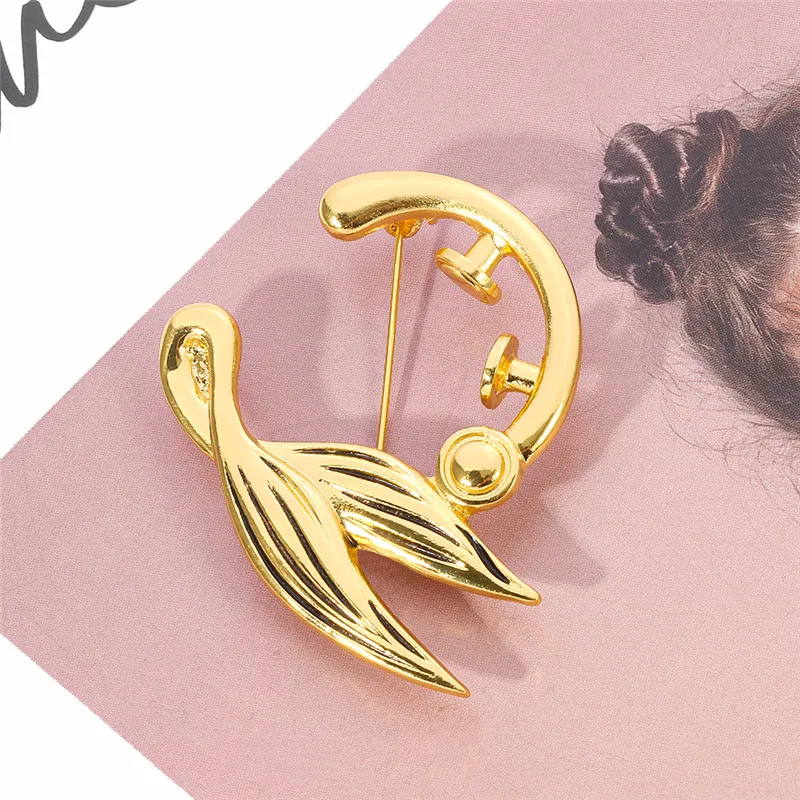 Japan Anime Violet Evergarden Brooch gold color lapel pins badges Accessories For Man Women Fashion Jewelry Lapel Pin Gifts