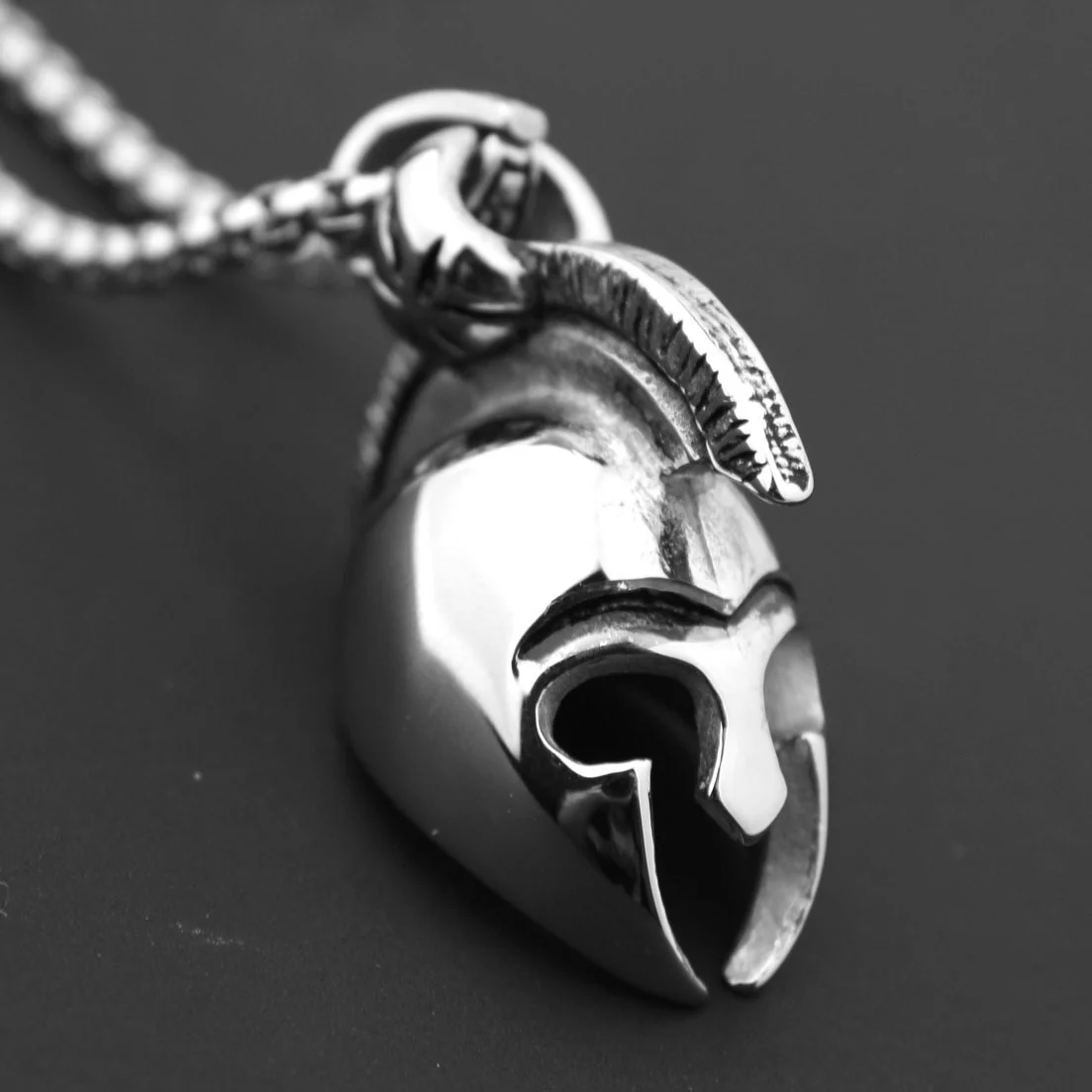 

Men's Stainless Steel Pendant Necklace Chain Spartan Helmet Mask Pendant Jewelry Gifts