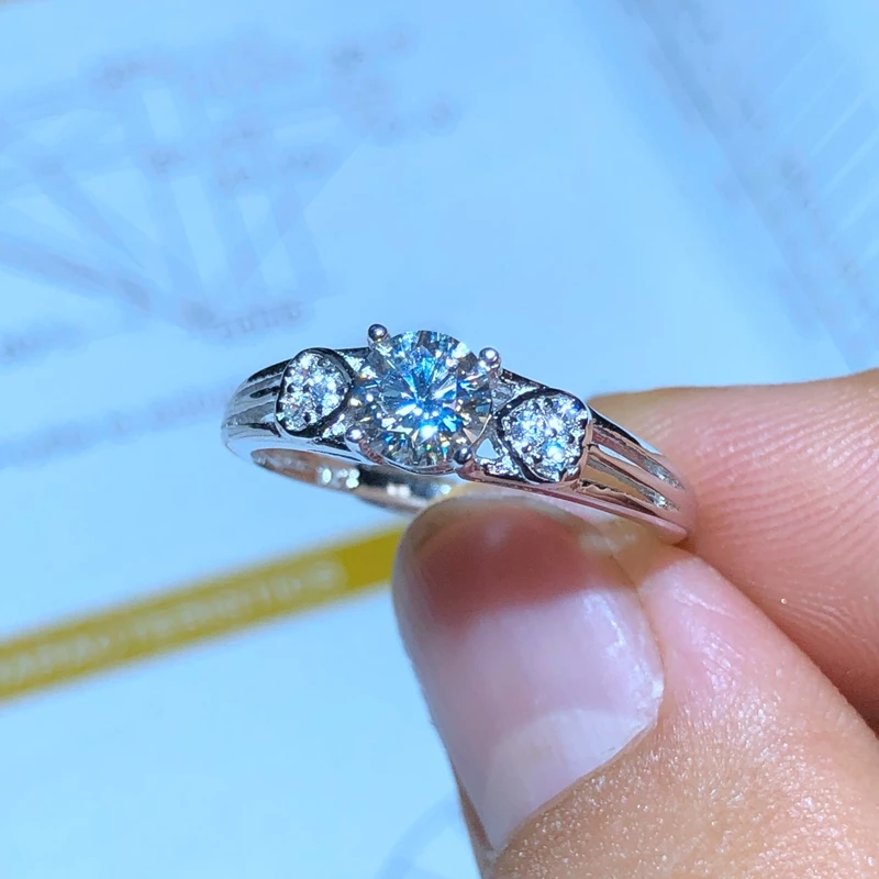 

Moissanite 0.5ct Hardness 9.3, diamond substitutes, can be tested by instruments. Popular jewelry