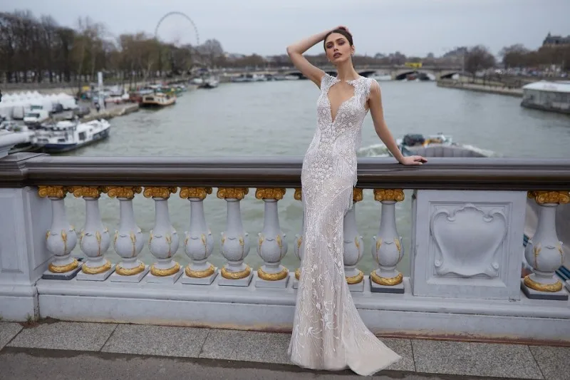 2020 Mermaid Abiti Da Sposa Jewel Neck Senza Maniche Appliques Del Merletto Della Piuma Abiti Da Sposa Hollow Torna Sweep Treno Abito Da Sposa