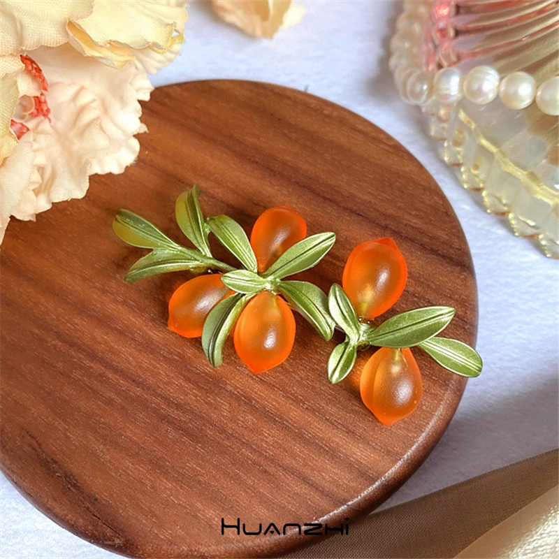 HUANZHI 2020 NEW Autumn Winter Plant Flowers Leaves Fruit Orange Art Vintage Brooch for Women  Sweater Coat Accessories Jewelry