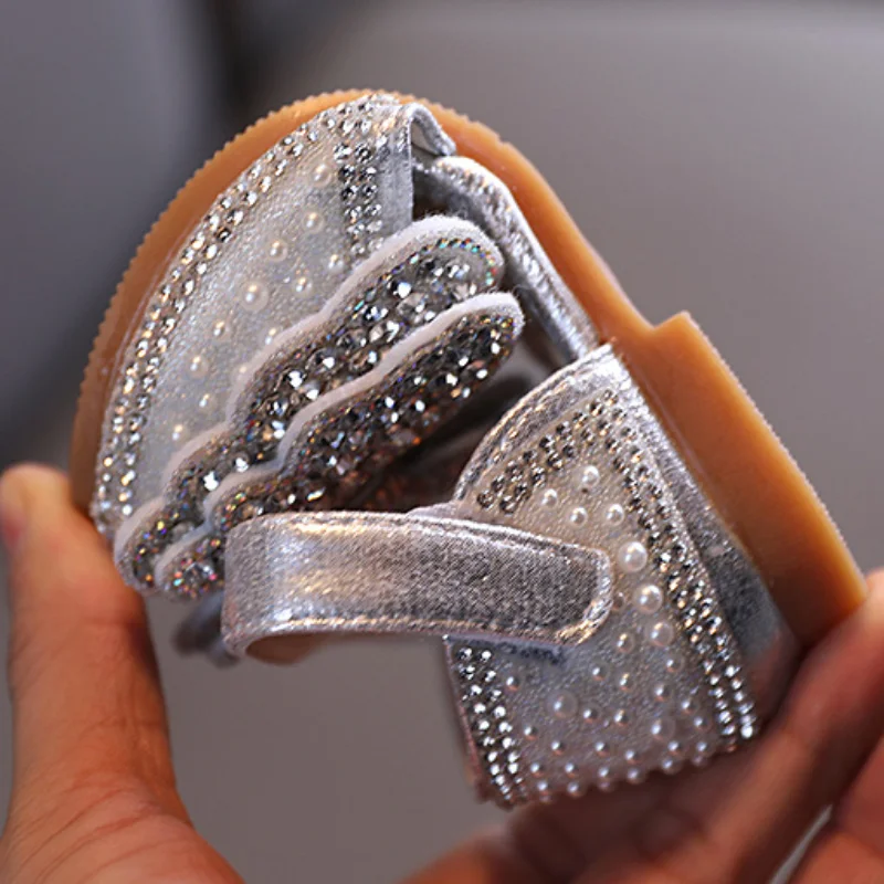 Sandalias planas con diamantes de imitación para niñas, zapatos de cuero para niños, mariposa, purpurina, suaves, para boda, verano, 2023