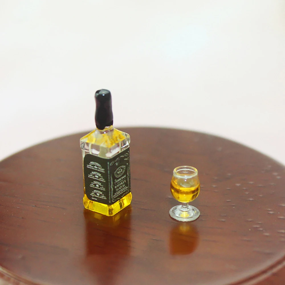 1 sztuk 1/12 Dollhouse miniaturowe akcesoria Mini żywica butelka Whisky lampka do wina symulacja czara Model do dekoracja do domku dla lalek