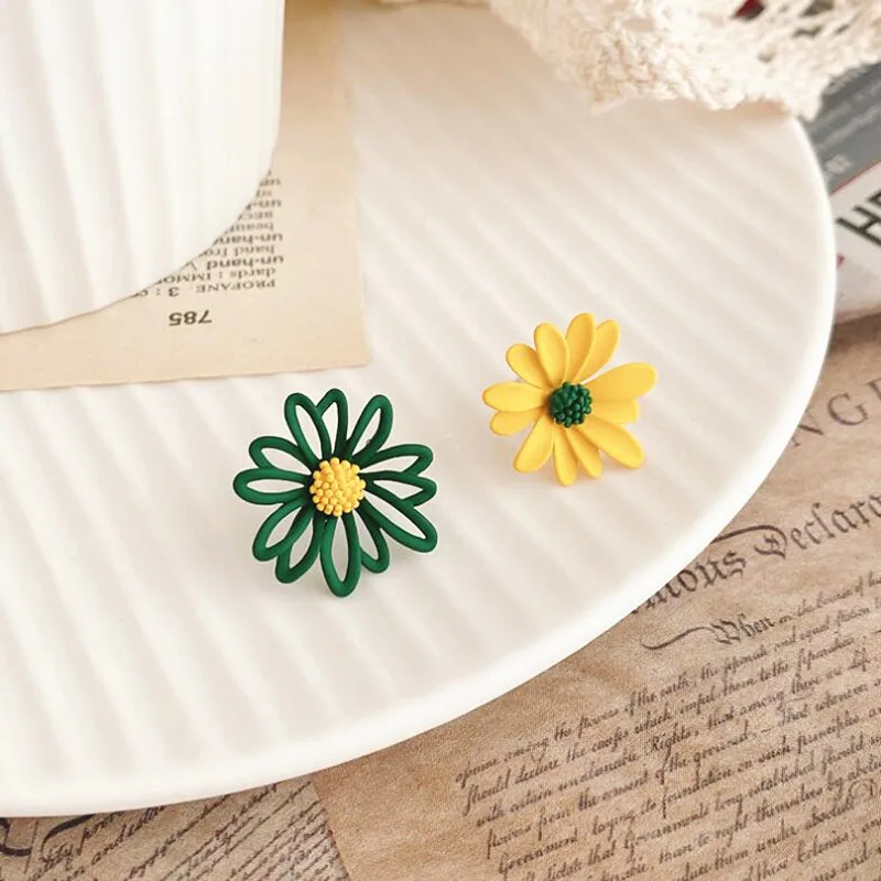 small daisy earrings female hollow flower earrings sun flower earrings chrysanthemum petals Korean version