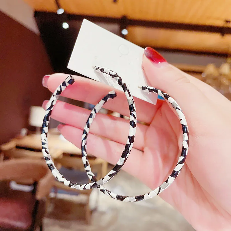 2023 New Trendy Big Hoop Earrings For Women Personality Black White Leather Twist Round Circle Earings Jewelry Wholesale