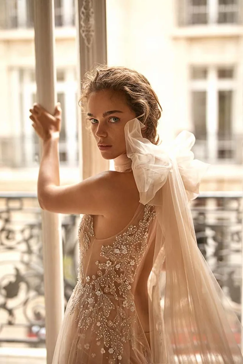 2020 Wedding Dresses Sleeveless Lace Appliques Beads Bridal Gowns Sweep Train Beach A-Line Wedding Dress