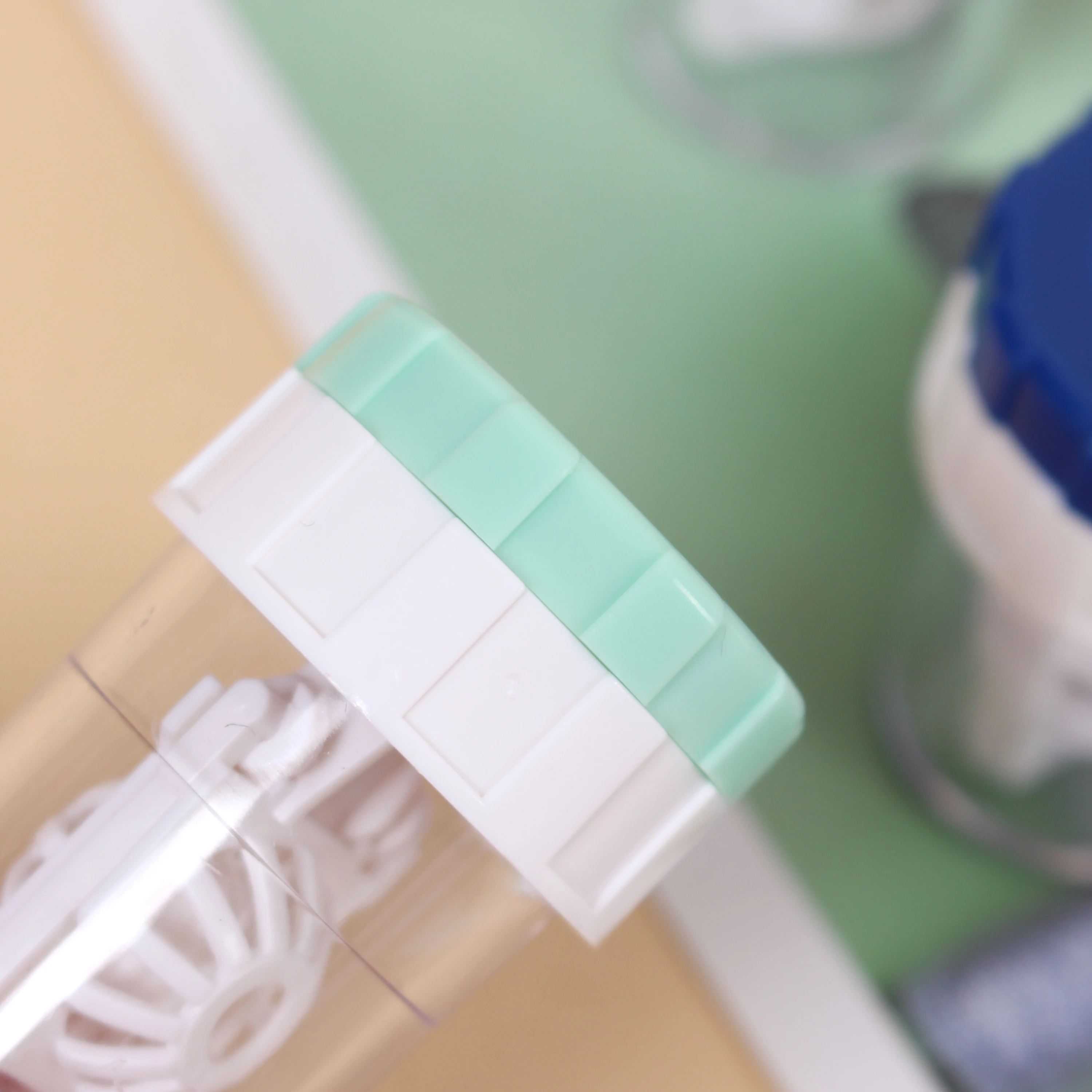 Fast Drop Shipping 2022 Contact Lens Cleaner Case Box Manual Rotation Type Plastic Container Storage Holder For Travel Kit