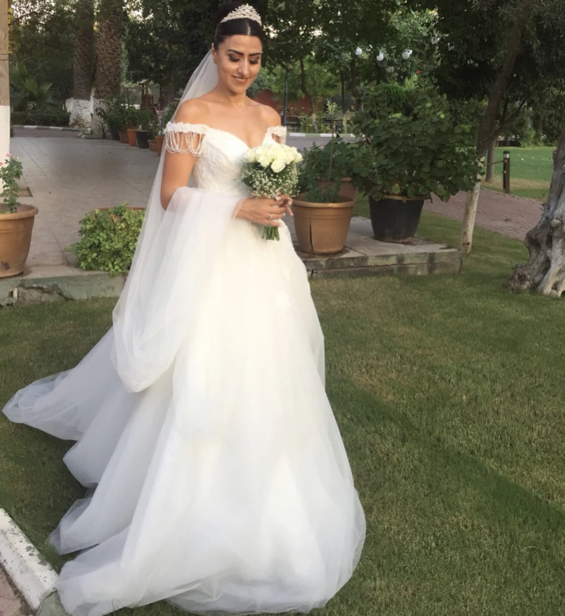 Vestido de novia de corte en A, con escote en forma de corazón, hombros descubiertos, Apliques de encaje, cuentas, gasa, largo hasta el suelo, tren de barrido, vestido de novia hecho a medida